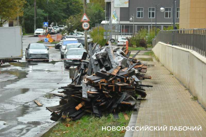 В Новороссийске дожди срывают сроки восстановления кровли пострадавшего от БПЛА дома