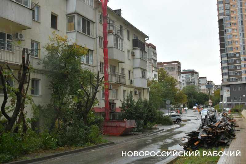 В Новороссийске дожди срывают сроки восстановления кровли пострадавшего от БПЛА дома