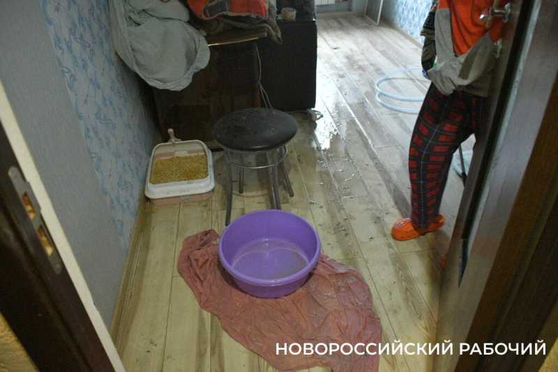 В Новороссийске дожди срывают сроки восстановления кровли пострадавшего от БПЛА дома