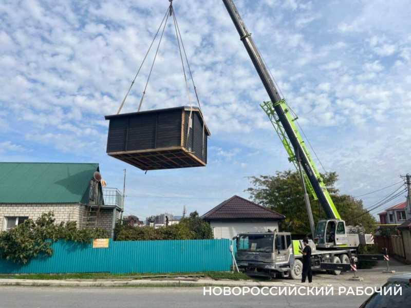 В Новороссийске хозяин дома поставил свой сарай прямо на тротуаре