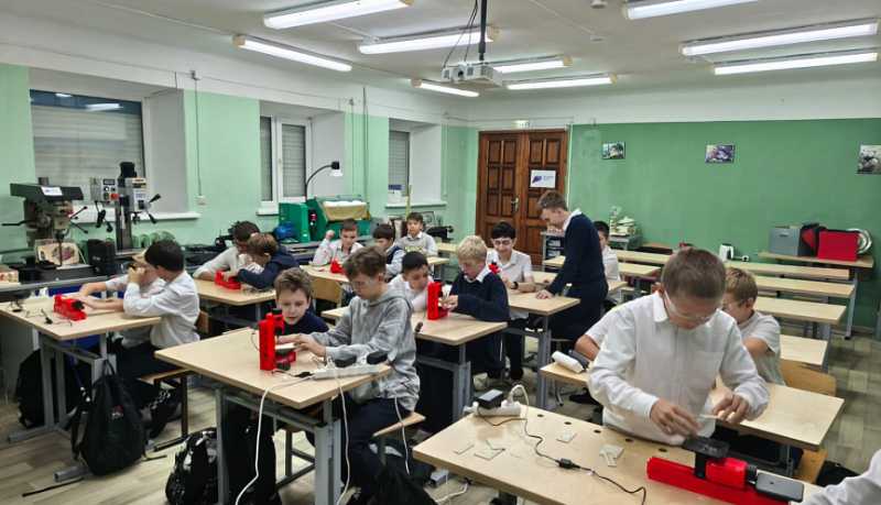 В Новороссийске подростков научат самостоятельно создавать умные устройства и движущиеся модели