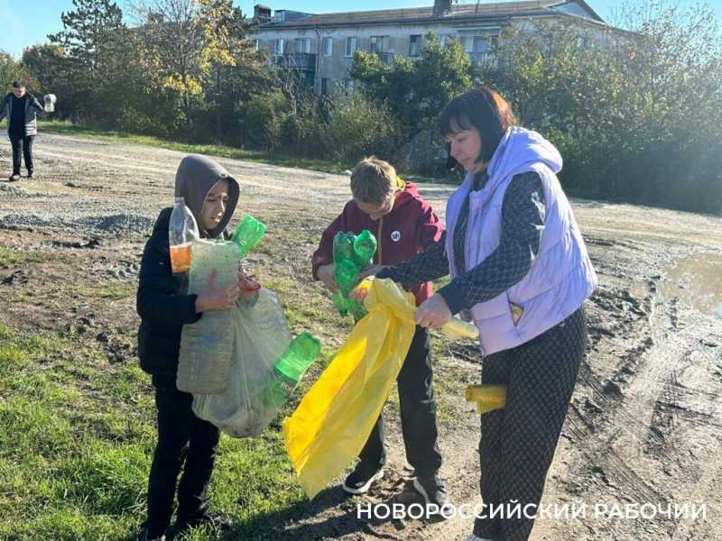 В Новороссийске прошел «Час пластика». Рекорд субботника поставили  на Шесхарисе