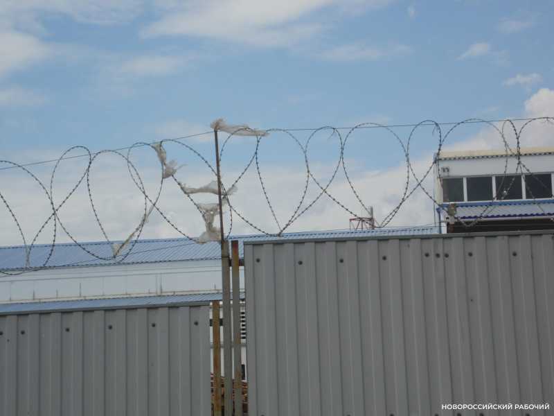 В пригороде Новороссийска на подходах к реке ставят частные заборы