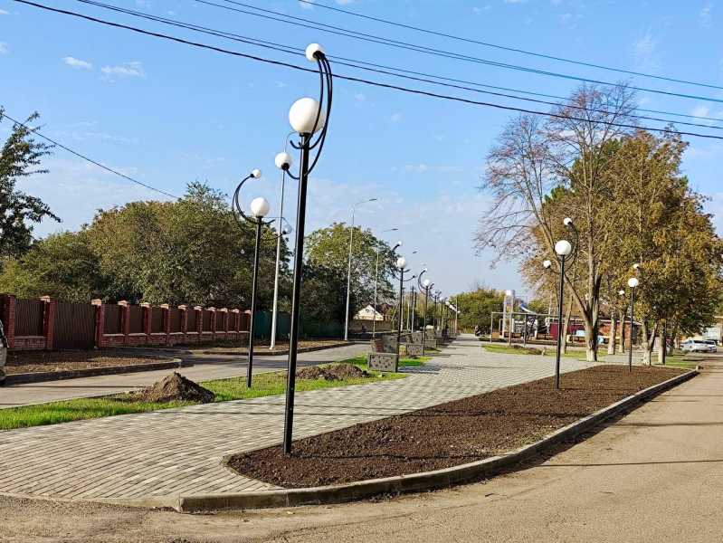 В Тимашевском районе завершают благоустройство сквера Космонавтов