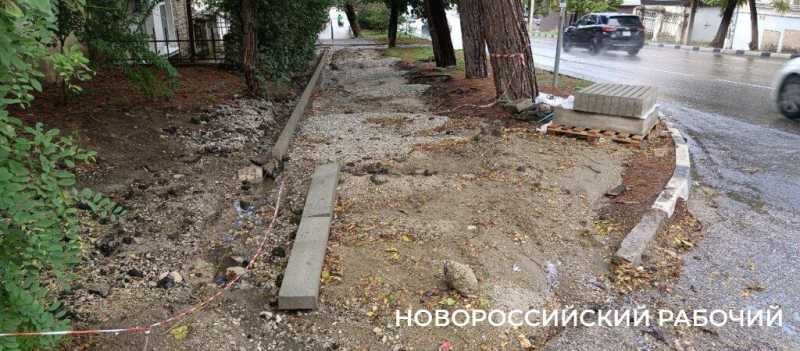 Вдоль дореволюционного дома в Новороссийске сделают тротуар из плитки