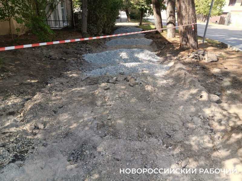 Вдоль дореволюционного дома в Новороссийске сделают тротуар из плитки