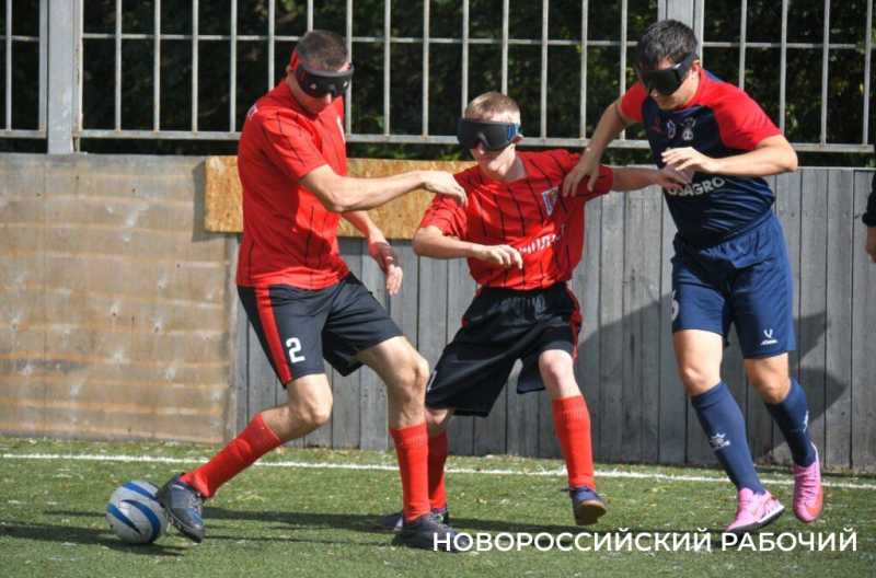 «Выхожу на поле и как будто прозреваю!» В Новороссийске умеют играть в футбол на слух