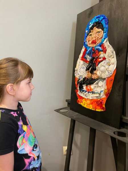 Выставка картин из сломанных детских игрушек открылась в Новороссийске