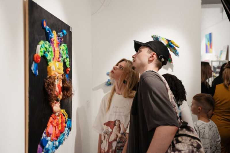 Выставка картин из сломанных детских игрушек открылась в Новороссийске