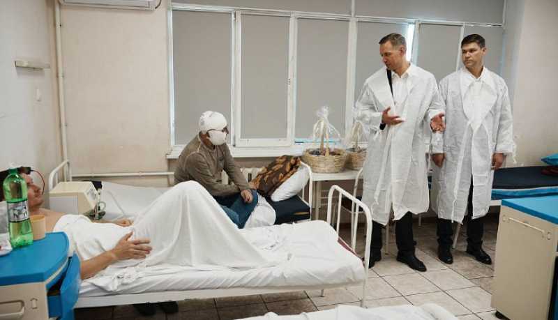 Андрей Кравченко посетил в больнице новороссийцев, пострадавших во время атаки БПЛА