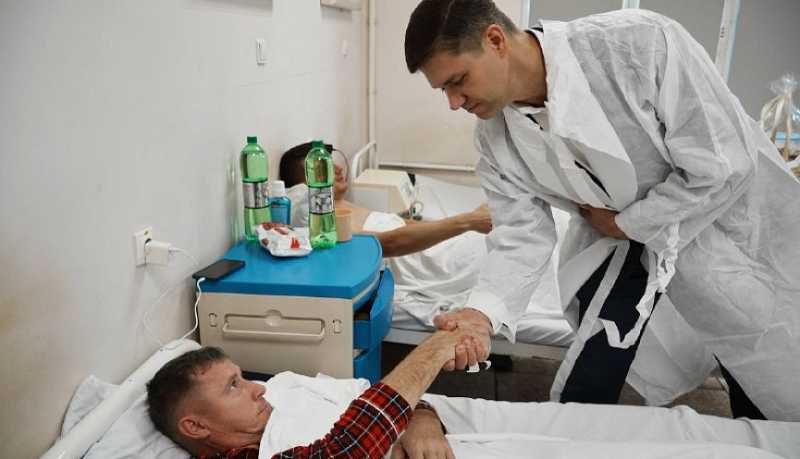 Андрей Кравченко посетил в больнице новороссийцев, пострадавших во время атаки БПЛА