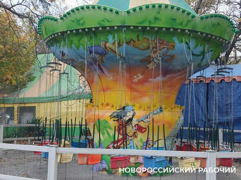 Детей катали до последнего…В парке Новороссийска демонтируют лошадок и карусели