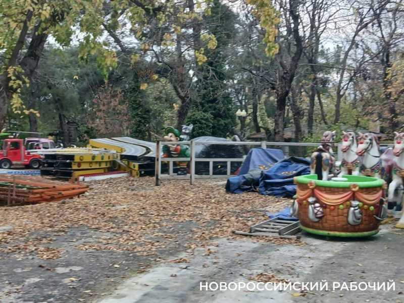 Детей катали до последнего…В парке Новороссийска демонтируют лошадок и карусели