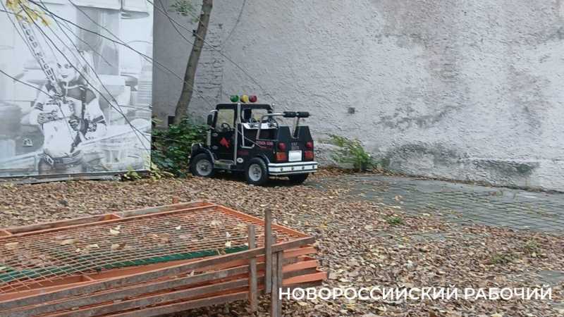 Детей катали до последнего…В парке Новороссийска демонтируют лошадок и карусели