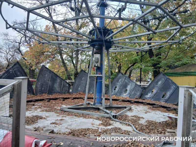 Детей катали до последнего…В парке Новороссийска демонтируют лошадок и карусели
