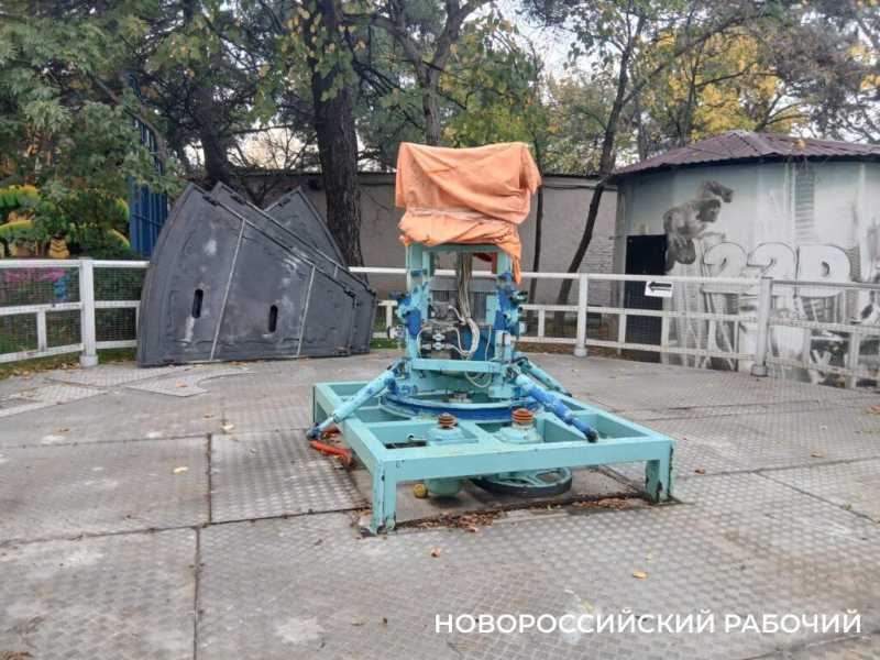 Детей катали до последнего…В парке Новороссийска демонтируют лошадок и карусели