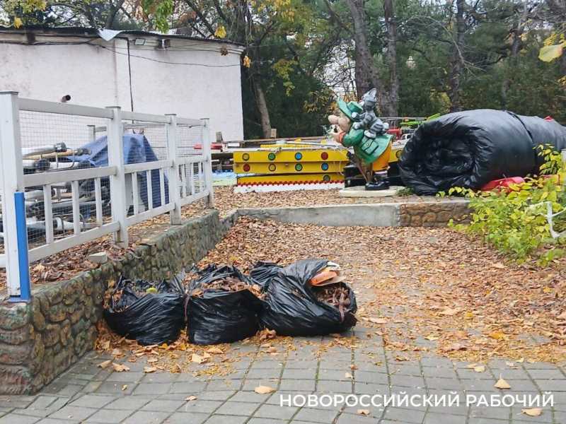 Детей катали до последнего…В парке Новороссийска демонтируют лошадок и карусели