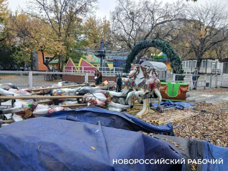 Детей катали до последнего…В парке Новороссийска демонтируют лошадок и карусели