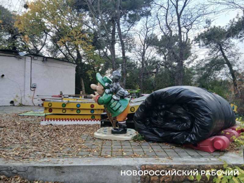 Детей катали до последнего…В парке Новороссийска демонтируют лошадок и карусели
