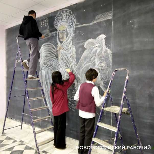 Дети Новороссийска рисуют шедевры живописи на школьной доске и хотят &laquo;замахнуться&raquo; на Джоконду!