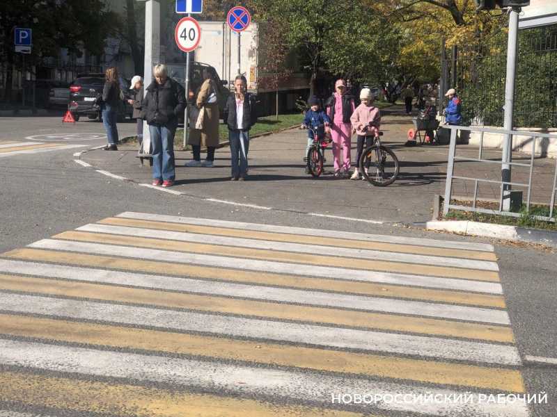 Дорогам в Новороссийске не хватает дорогих стеклошариков