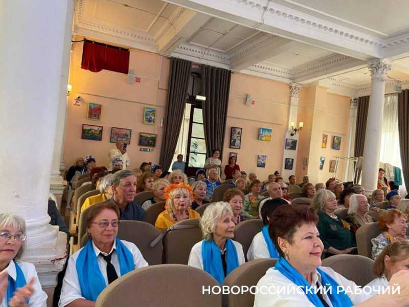 К Дню матери серебряные волонтеры Новороссийска вышли на подиум в красках осени
