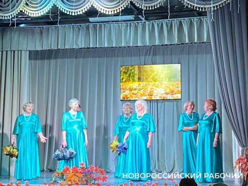 К Дню матери серебряные волонтеры Новороссийска вышли на подиум в красках осени