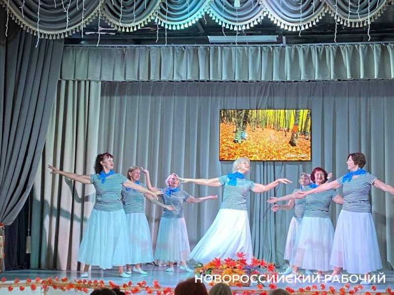 К Дню матери серебряные волонтеры Новороссийска вышли на подиум в красках осени