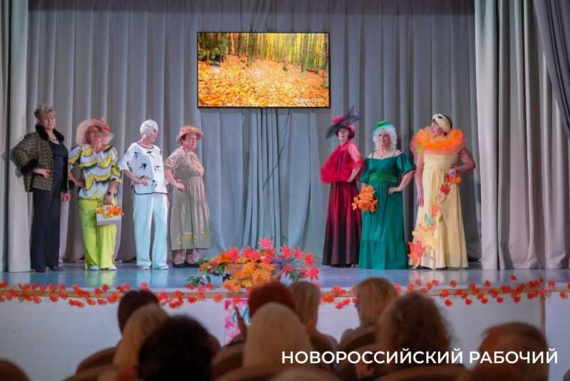 К Дню матери серебряные волонтеры Новороссийска вышли на подиум в красках осени