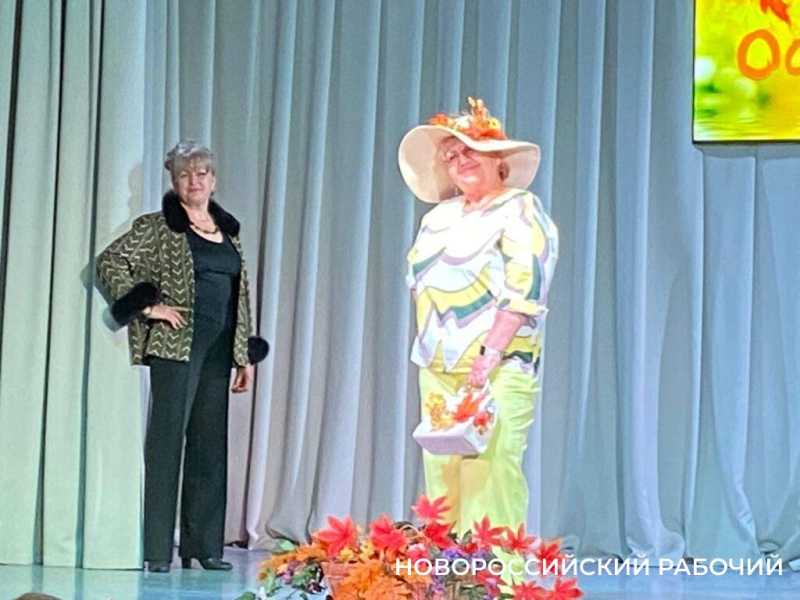 К Дню матери серебряные волонтеры Новороссийска вышли на подиум в красках осени