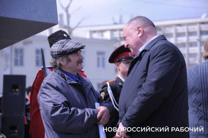 Как в Новороссийске нового мэра принимали. 13 лет назад город-герой проголосовал за Владимира Синяговского