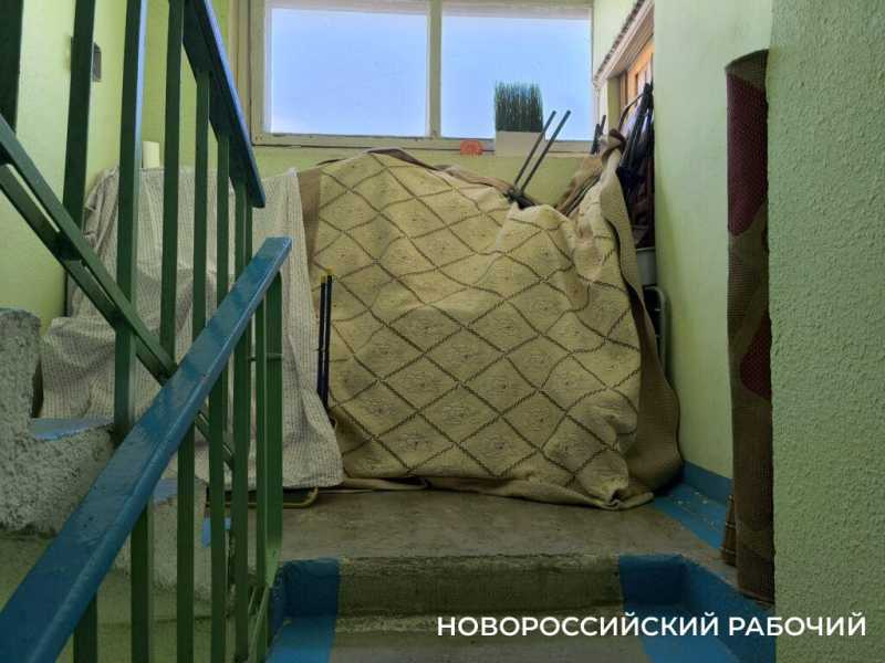 Комната до потолка забита хламом! В Новороссийске  страдают от соседей с &laquo;синдромом Плюшкина&raquo;