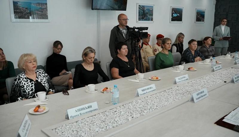 &laquo;Маме защитника Отечества&raquo;: в администрации Новороссийска накануне Дня матери вручили памятные медали