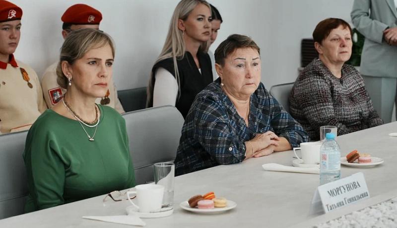 &laquo;Маме защитника Отечества&raquo;: в администрации Новороссийска накануне Дня матери вручили памятные медали