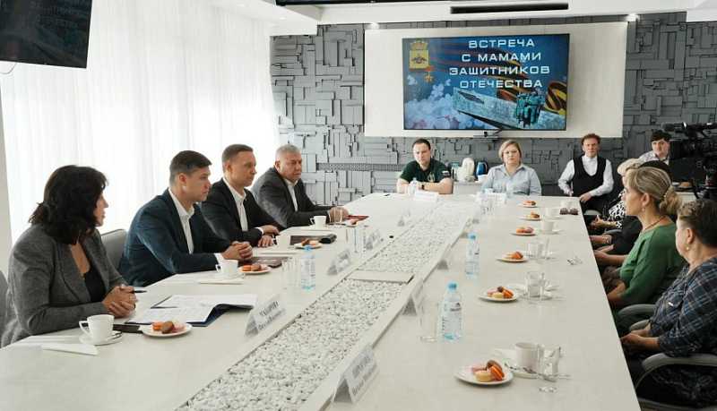 &laquo;Маме защитника Отечества&raquo;: в администрации Новороссийска накануне Дня матери вручили памятные медали