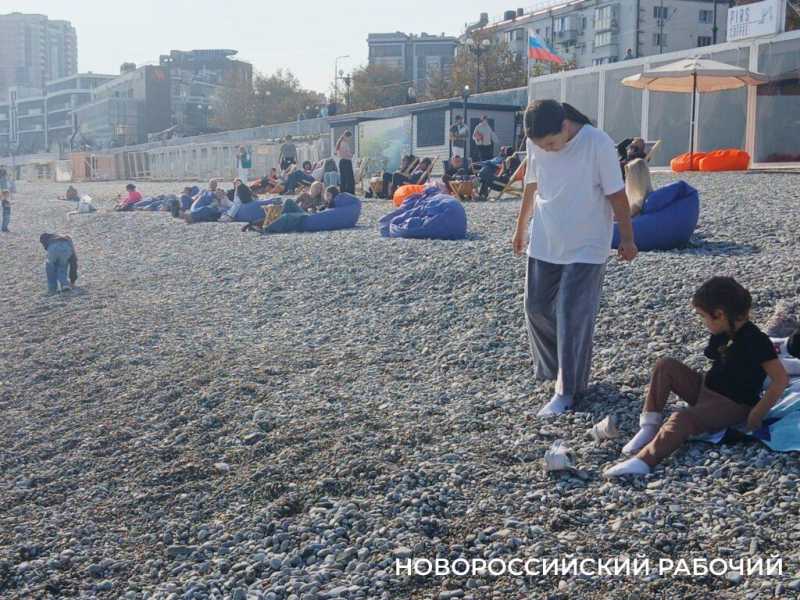 На пляжах Новороссийска в ноябрьские выходные загорали и купались