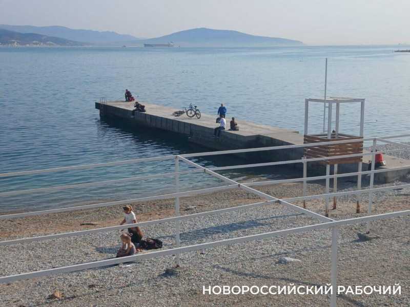 На пляжах Новороссийска в ноябрьские выходные загорали и купались