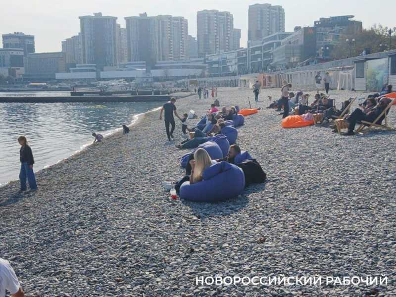 На пляжах Новороссийска в ноябрьские выходные загорали и купались