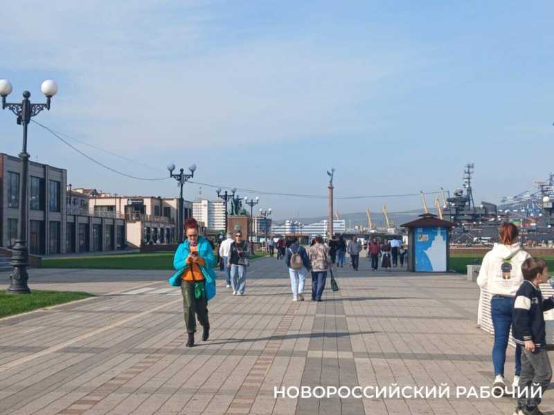 На пляжах Новороссийска в ноябрьские выходные загорали и купались