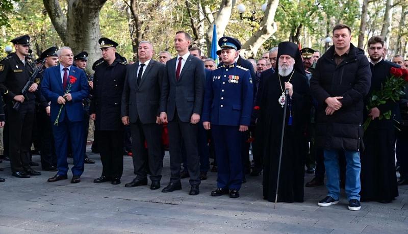 На площади Героев в честь Дня народного единства провели акцию памяти и вручили новороссийским юнармейцам медали Министерства обороны РФ