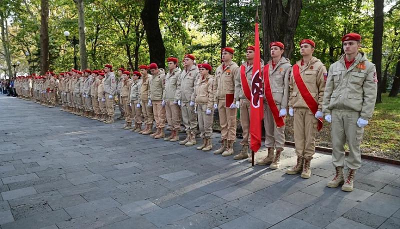 На площади Героев в честь Дня народного единства провели акцию памяти и вручили новороссийским юнармейцам медали Министерства обороны РФ