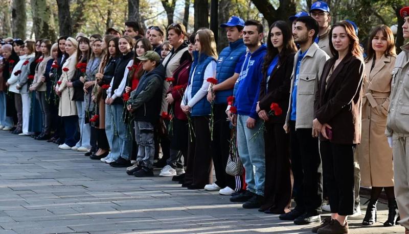 На площади Героев в честь Дня народного единства провели акцию памяти и вручили новороссийским юнармейцам медали Министерства обороны РФ