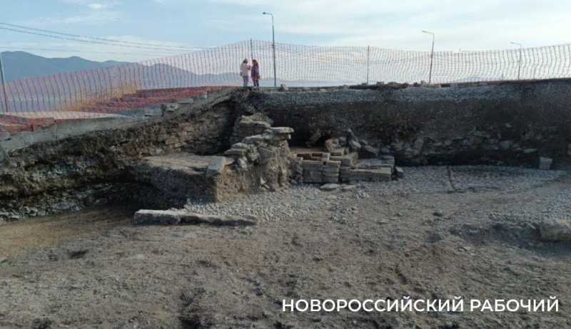 На раскопках турецкой крепости Суджук-кале в Новороссийске раскопали башню. Ее могут снести