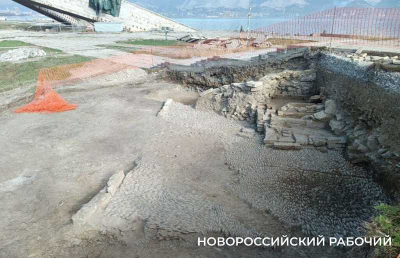 На раскопках турецкой крепости Суджук-кале в Новороссийске раскопали башню. Ее могут снести