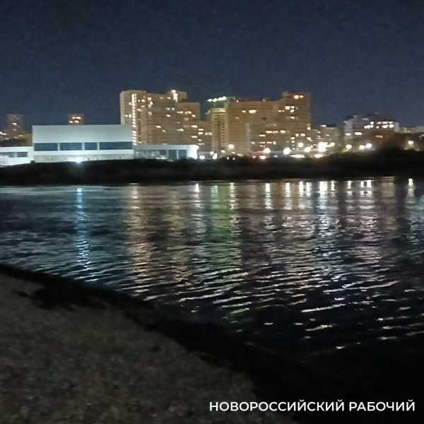 На вечерний пляж Новороссийска приходят любоваться лунной дорожкой