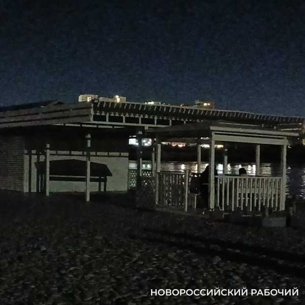 На вечерний пляж Новороссийска приходят любоваться лунной дорожкой