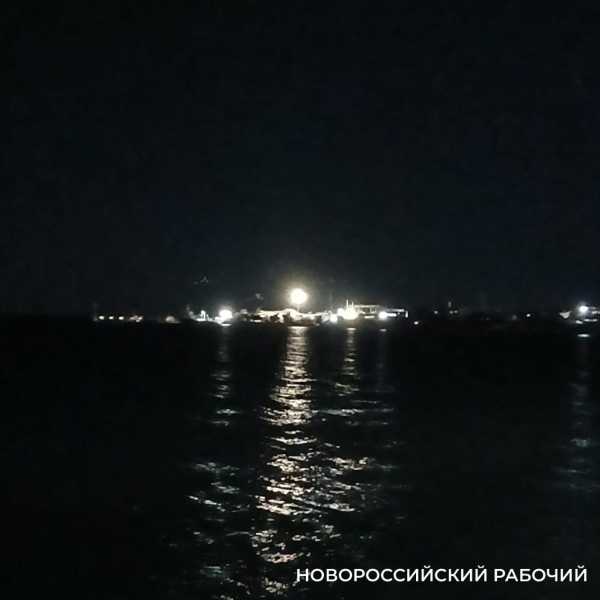 На вечерний пляж Новороссийска приходят любоваться лунной дорожкой