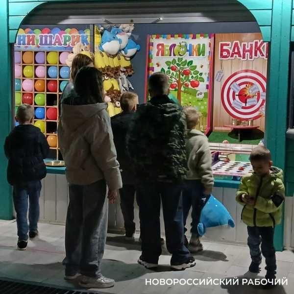 На вечерний пляж Новороссийска приходят любоваться лунной дорожкой