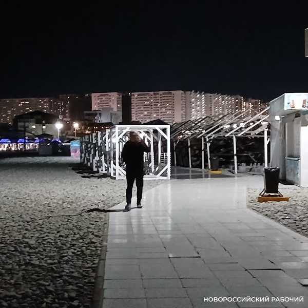 На вечерний пляж Новороссийска приходят любоваться лунной дорожкой