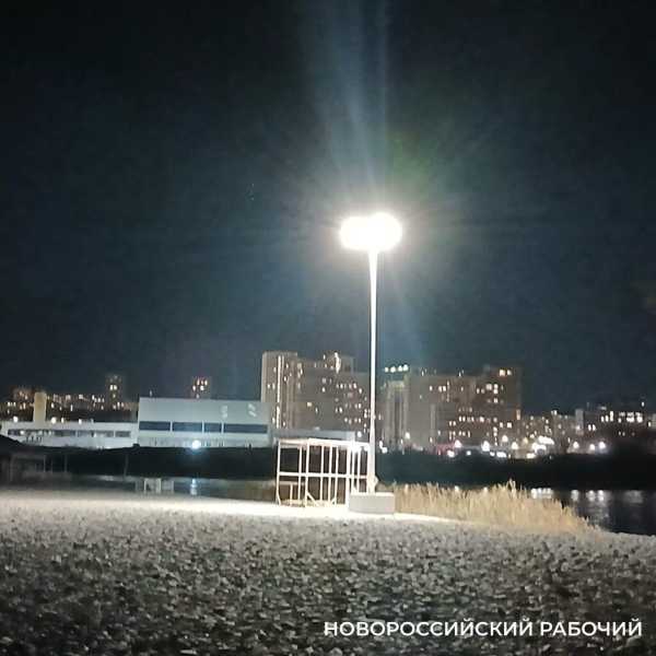 На вечерний пляж Новороссийска приходят любоваться лунной дорожкой